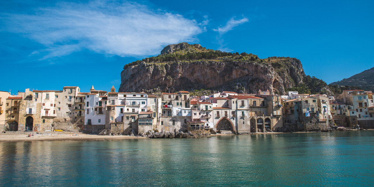 La spiaggia del lungomare di Cefalù in estate